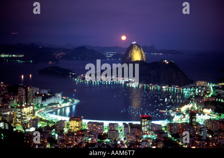 Zuckerhut und Botafogo Bucht Rio De Janeiro Skyline bei Nacht mit Mond Brasilien Stockfoto