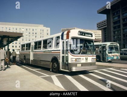 1970 1970S BUS TERMINAL METROBUS PENDELN PENDLER WASHINGTON DC BUSSE FAHRZEUG ÖFFENTLICHE VERKEHRSMITTEL Stockfoto