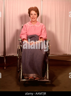 1960 1960S FRAU IM ROLLSTUHL LÄCHELND KRANKENHAUSPATIENTEN Stockfoto