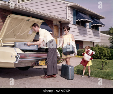 GESCHICHTE DER 1960ER JAHRE FAMILIE MIT KLEINER TOCHTER LADEN GEPÄCK IN KFZ KOFFERRAUM FÜR URLAUB MANN FRAU Stockfoto