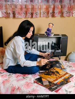 MÄDCHEN DATENSÄTZE TURNTABLE PLATTENSPIELER STEREO-SCHLAFZIMMER ALBEN 1970 1970S RETRO Stockfoto