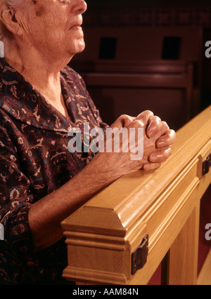 HÄNDEN DER SENIOR ÄLTERE ÄLTERE FRAU BEIM GEBET BETEN 1950S 1960S Stockfoto