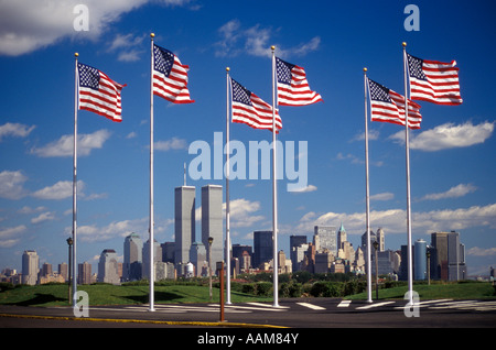 NEW YORK NY LOWER MANHATTAN SKYLINE DURCH FLAGGEN GESEHEN Stockfoto