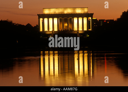 WASHINGTON DC LINCOLN MEMORIAL IST IN DER DÄMMERUNG AUS DEM REFLEKTIERENDEN POOL GESEHEN. Stockfoto