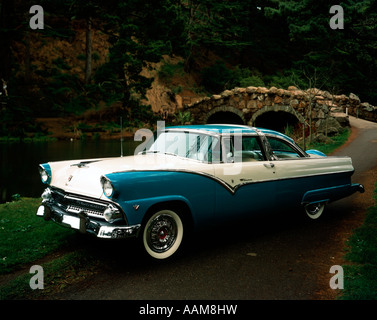 FORD FAIRLANE V8 CA. 1950ER JAHRE ZWEIFARBIG WEIß UND AQUA-MARINE Stockfoto