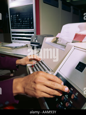 1970S 1960S HÄNDE TASTATUR RCA DATENVERARBEITUNG EQUIPMENT CONTROL PANELS ELEKTRONIK INFORMATIONSTECHNOLOGIE Stockfoto