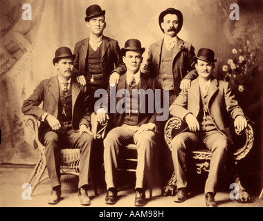 1900ER JAHREN FORMALE STUDIOPORTRAIT VON FÜNF MÄNNERN IM DERBY HUT DREI SITZEN ZWEI STEHT DAS WILD BUNCH LOCH IN DER WAND-BANDE Stockfoto