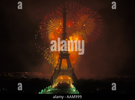 Feuerwerk im Eiffel Tower am Juli 14 Feier in Paris Frankreich Stockfoto