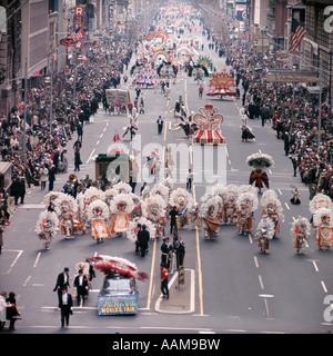 1960ER JAHREN MUMMERS PARADE NEW YEARS DAY PHILADELPHIA KOSTÜME BAND MASSE MÄRZ PROZESSION FEIER Stockfoto