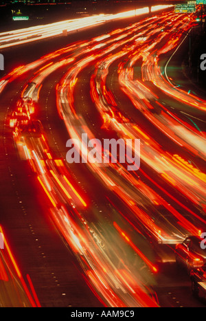 Verschwommene Sicht auf einer Autobahn in der Nacht in Orange County Kalifornien Stockfoto