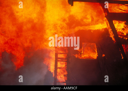 Haus Feuer brennenden außer Kontrolle Stockfoto