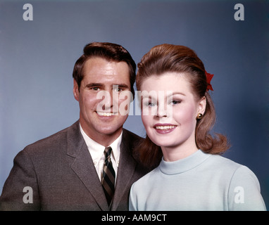 1960ER JAHREN LÄCHELND PORTRÄT VON MANN UND FRAU STUDIO Stockfoto