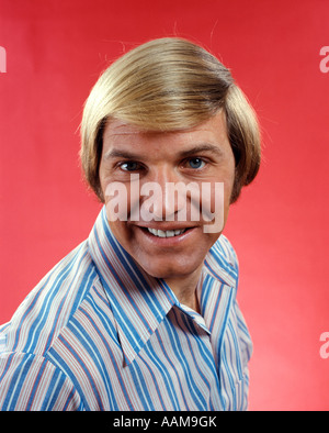 1970 1970S KOPF GESCHOSSEN BLOND BLONDE MANN GESTREIFTES HEMD LANGE HAARE STIL FRISUR MODE LÄCHELN LÄCHELN PORTRAIT Stockfoto