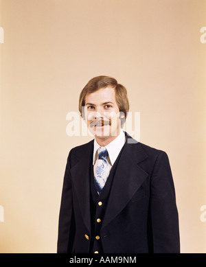 1970ER JAHREN LÄCHELND MANN SCHNURRBART BUSINESS ANZUG HÜFTE AUFWÄRTS Stockfoto