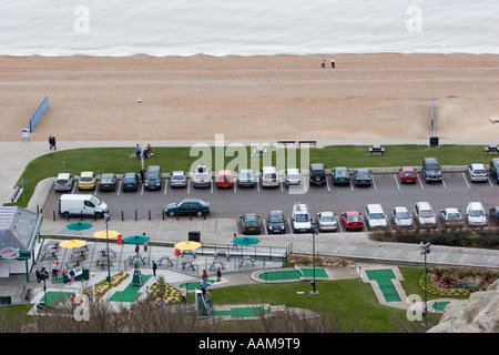 Erhöhten Blick auf Hastings Strandpromenade von der Burg auf der Klippe Stockfoto