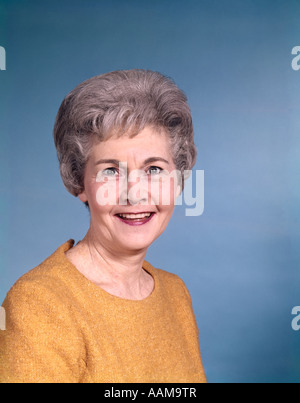 1960ER JAHRE SENIOR REIFEN ELEDERLY FRAU LÄCHELN LÄCHELN GRAUE HAARE GROßMUTTER PORTRAIT RETRO VINTAGE Stockfoto