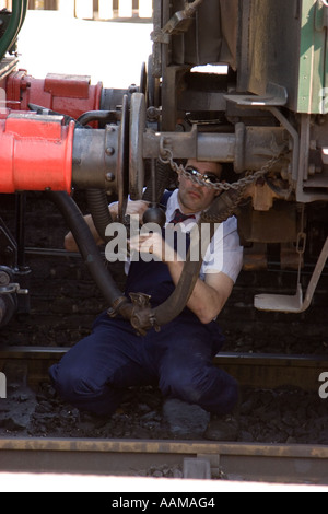 Kupplung, die Verknüpfung zwischen der Dampflokomotive und der Wagen auf eine erhaltene Dampfeisenbahn Stockfoto