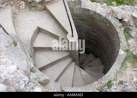 Steinstufen führen zu den Dungeons Pevensey Castle in East Sussex Stockfoto