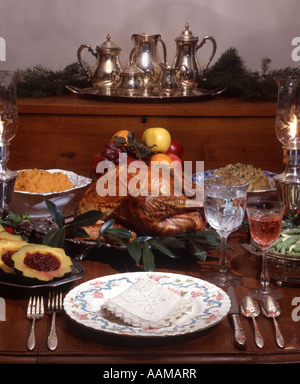 1970 1970S TRADITIONELLE WEIHNACHTEN ABENDESSEN THANKSGIVING GERÖSTET TÜRKEI FÜLLUNG SQUASH SÜßKARTOFFEL TELLER GEDECK Stockfoto