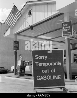 1970ER JAHREN LEIDER VORÜBERGEHEND NICHT BENZIN ZEICHEN AN SB-TANKSTELLE IM JAHR 1973 OPEC ÖLKRISE MANGEL Stockfoto