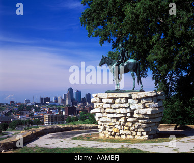 KANSAS CITY MO SCOUT STATUE MIT BLICK AUF DIE INNENSTADT VON SKYLINE Stockfoto