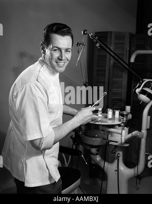 1950S 1960S PORTRAIT LÄCHELND MANN PROFESSIONELLEN ZAHNARZT DENTAL SPIEGEL BLICK IN DIE KAMERA Stockfoto