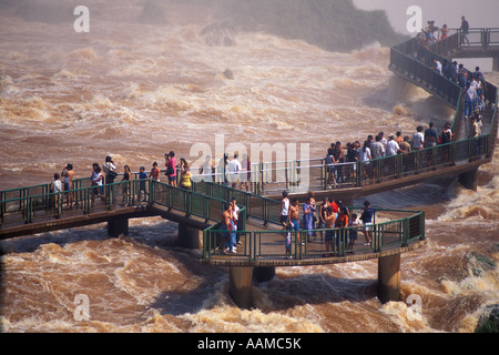 BRASILIEN MENSCHEN AM STEG ÜBER IGUAÇU-WASSERFÄLLE Stockfoto