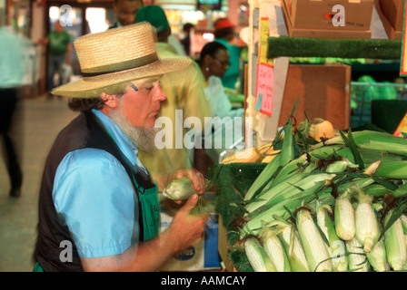 PHILADELPHIA PA READING TERMINAL MARKET AMISCHEN FARMER VERKAUFEN MAIS Stockfoto