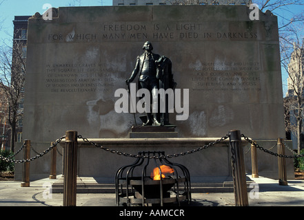 PHILADELPHIA PA GEORGE-WASHINGTON-STATUE AM GRAB DES UNBEKANNTEN SOLDATEN IN WASHINGTON SQUARE Stockfoto