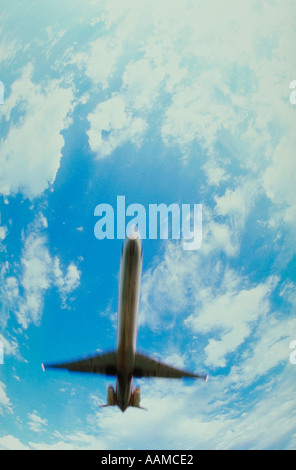 Blickte zu Aiplane fliegen mit blauen Himmel und Wolken Stockfoto