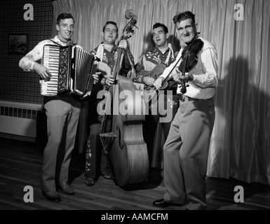 1950ER JAHREN VIER-KÖPFIGE BAND MIT AKKORDEON STAND-UP-BAß-GUITARRE & GEIGE Stockfoto