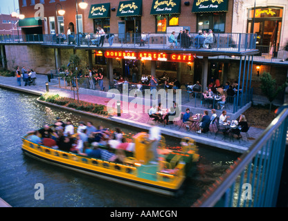 OKLAHOMA CITY, OKLAHOMA RESTAURANTS IN BRICKTOWN VERGNÜGUNGSVIERTEL IN DER ABENDDÄMMERUNG Stockfoto