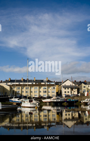 Segelboote und Yachten vor Anker im Innenhafen bei Aberystwyth Wales UK Stockfoto