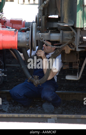 Kupplung, die Verknüpfung zwischen der Dampflokomotive und der Wagen auf eine erhaltene Dampfeisenbahn Stockfoto