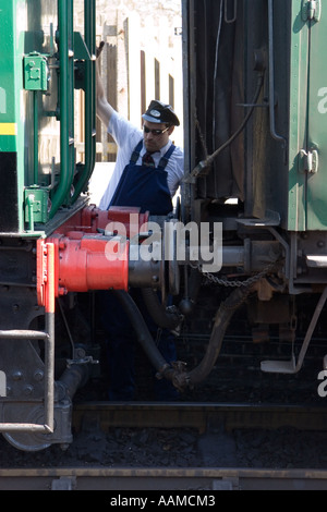 Kupplung, die Verknüpfung zwischen der Dampflokomotive und der Wagen auf eine erhaltene Dampfeisenbahn Stockfoto