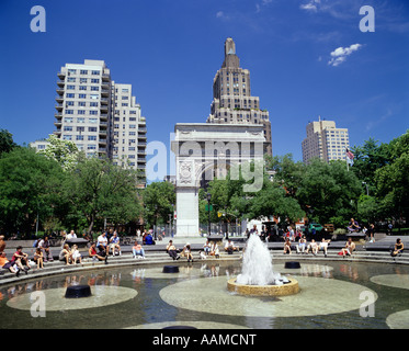 NEW YORK NY GREENWICH VILLAGE WASHINGTON SQUARE PARK BRUNNEN UND MEMORIAL ARCH Stockfoto