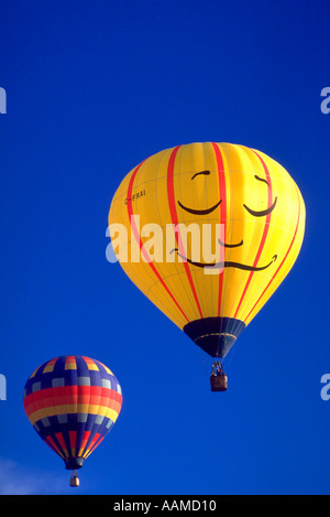 Bunte Heißluftballons vor einem blauen Himmelshintergrund bei Albuquerque Balloon Festival in Albuquerque, New Mexico Stockfoto
