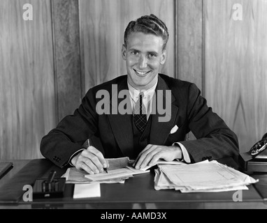 1940ER JAHRE MANN LÄCHELN STIFT ZEICHEN ANZUG Stockfoto