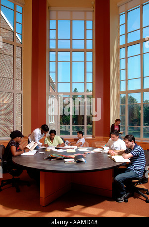 Gruppe von jungen Erwachsenen Studenten in der Bibliothek von Brooklyn College Brooklyn New York Stockfoto