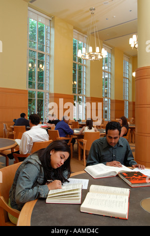 Gruppe von jungen Erwachsenen Studenten in der Bibliothek von Brooklyn College Brooklyn New York Stockfoto