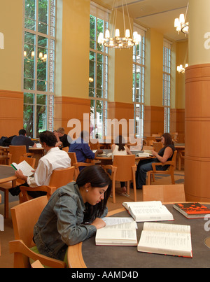 Gruppe von jungen Erwachsenen Studenten in der Bibliothek von Brooklyn College Brooklyn New York Stockfoto