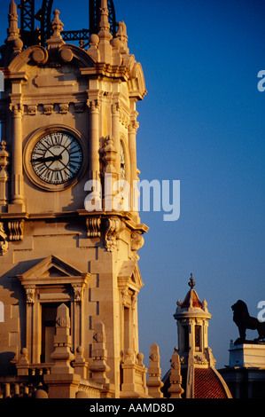 Nahaufnahme von der Uhrturm auf dem Rathaus in Valencia, Spanien Stockfoto