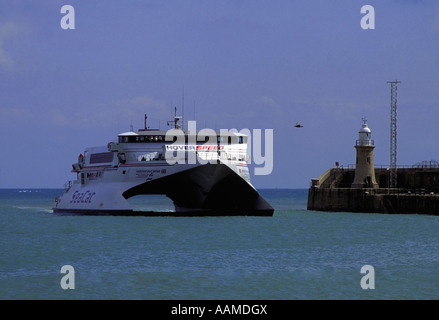 Katamaran Boulogne Hafen Port Meer Katze Hoverspeed cross Channel Fähre Fähren Leuchtturm Stockfoto