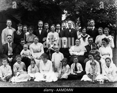 1910ER JAHRE GRUPPENBILD DER GROßFAMILIE AUßERHALB VOR HAUS Stockfoto