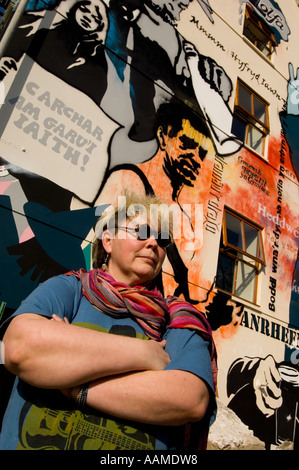 walisische bildende Künstlerin RUTH JEN EVANS mit ihr Wandbild von Welsch Kulturikonen Wanderungen Ceredigion Mitte Wales UK Stockfoto