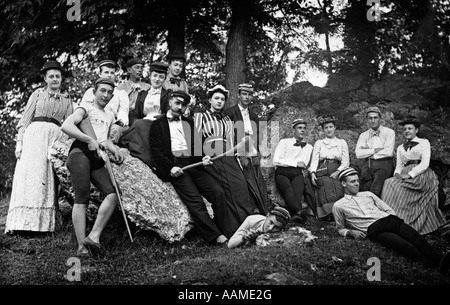 1890S 1900S SCHALTEN SIE DIE JAHRHUNDERT-GRUPPE VON JUGENDLICHEN STUDENTEN FREIZEIT AUSFLUG IN WALD Stockfoto