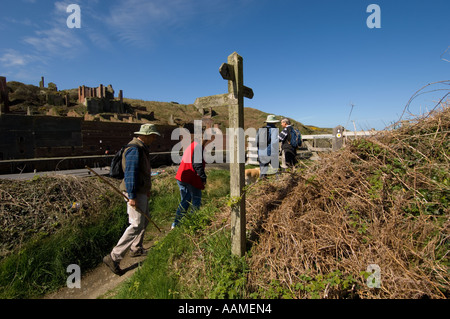 Eine Gruppe von Wanderern auf dem Pembrokeshire Nationalpark Küstenpfad an Porthgain West Wales UK Stockfoto