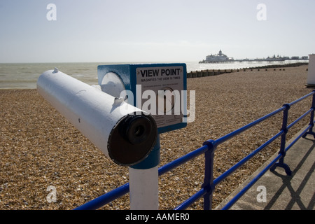 Teleskop mit Blick auf den Strand und das Meer von Eastbourne pier Stockfoto