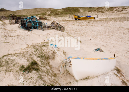 UK Schottland Western Isles Outer Hebrides Vatersay Fischerboot am Strand von Bagh Bhatersaigh Stockfoto