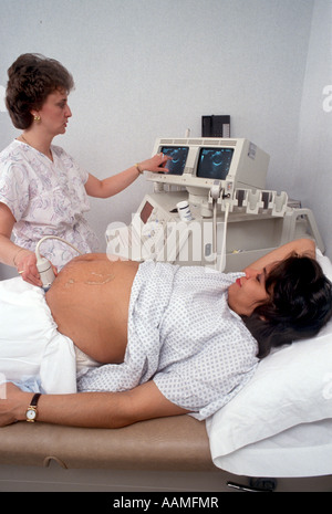 Schwangere Frau erfährt Ultraschall-test Stockfoto